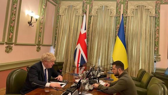 Imagen de la reunión en Kiev entre Boris Johnson y Volodymyr Zelensky. (Fuente: Twitter).