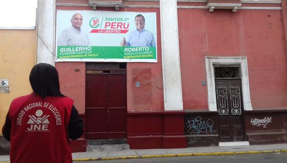 Los fiscalizadores del JEE Trujillo detectó propaganda electoral en la Casona Uceda, un histórico inmueble republicano situado en el centro histórico de dicha ciudad. (Foto: Difusión)