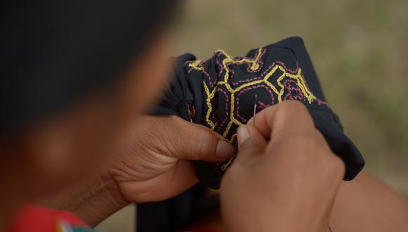 La startup peruana Quranteby comercializa prendas y accesorios de artesanas que fabrican a partir de fibras naturales y materiales sostenibles.