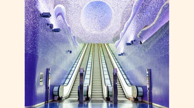 3. La estación de Toledo en Nápoles, Italia, también destaca como una impresionante maravilla gracias a la obra de Robert Wilson, bautizada como "Paneles de luz" que ilumina el pasillo de la estación. Con una profundidad de 50 metros, es una de 