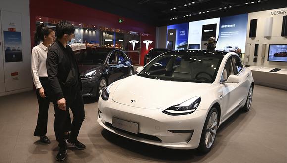 El Tesla Model 3 es una berlina de dimensiones compactas y 100% eléctrica. Apareció en el 2016 y ya es un clásico de la marca. Cuenta con una gran batería de iones de litio que le da una autonomía de hasta 544 kilómetros. Puede ir de 0 a 100 km/h en 6.1 segundos y su velocidad máxima es de 233 km/h. (Foto: AFP)