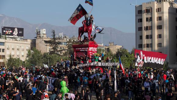 Miles de manifestantes se tomaron este viernes, la Plaza Italia de Santiago (Chile). EFE/Alberto Valdes
