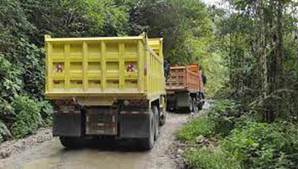 Al menos 12 camiones volquete con oro ilegal salen diariamente de Perú hacia Ecuador. Foto: EFE