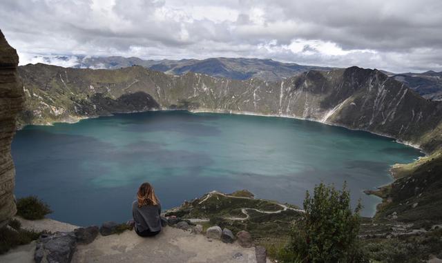 FOTO 22 | Hacer hiking en la Laguna de Quilotoa en Ecuador.