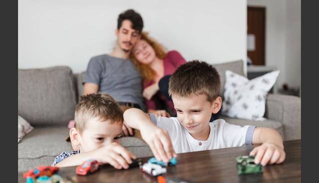 FOTO 3 | 3. Aprovechan a un defensor creíble. A mi hijo más chico le gusta tener el apoyo de su hermano mayor cuando negociamos. Si tiene un aliado es claro que se sentirá más poderoso y confidente. Es también bastante efectivo teniendo en cuenta que es una propuesta razonable.

Encuentro bastante útil pre visualizar las ideas y formar un grupo de defensores influenciables y confiables antes de acercarme al que toma las decisiones o socio potencial. Cuando me presentan una idea o solicitud y un grupo de gente cree que es una buena idea, es más difícil decir no. (Foto: Freepik)