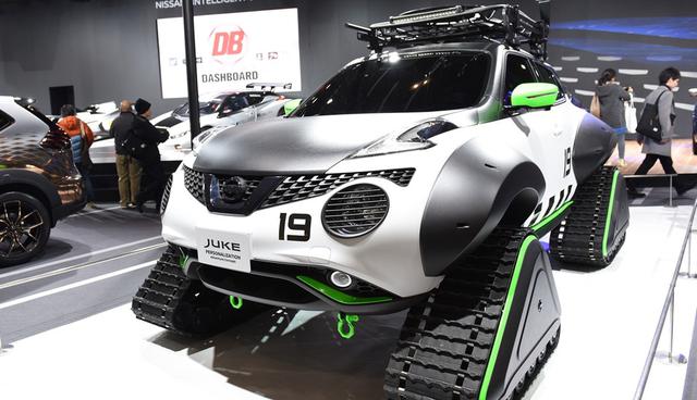 FOTO 2 | Nissan Juke personalizado para la aventura. Este macizo concepto basado en el Nissan Juke encajaría perfecto en un episodio de la serie de Nickelodeon "Blaze and the Monster Machines". Su cuerpo elevado está equipado con "ruedas" triangulares sobredimensionadas en bucle con cintas que reemplazan a los neumáticos convencionales. La creación del auto fue inspirada por los desastres naturales de Japón. Los diseñadores vieron la necesidad de crear un automóvil que pudiera funcionar en cualquier entorno, por lo que utiliza neumáticos similares a los que se encuentran en los camiones para la construcción. Es un auto conceptual, pero está dirigido a aquellos que desean poder conducir en cualquier lugar. Fotógrafo: Noriko Hayashi / Bloomberg