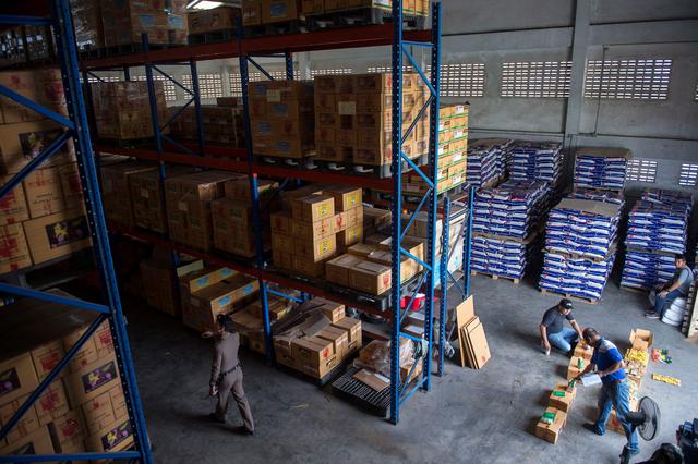 3. Servicios complementarios a tu disposición que solo puedes disfrutar en una operación a gran escala: Los centros logísticos ofrecen servicios complementarios que forman parte del alquiler del almacén por m2, como áreas de pernocte, antepuerto, alquiler de montacargas, comedores, zonas de descanso y esparcimiento, salas de capacitación, tópico, estación de GLP, entre otros. (Foto: AFP)