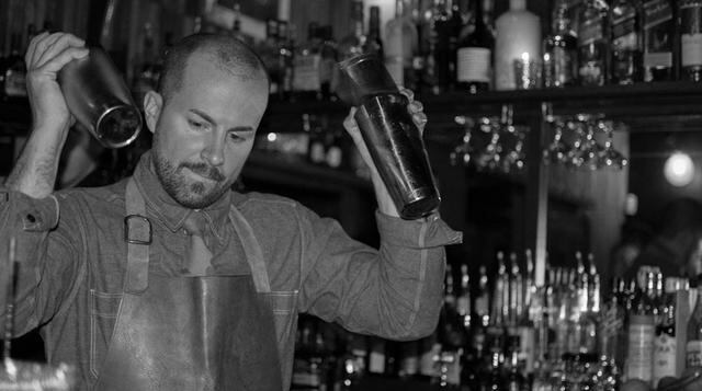 Preguntar al barman qué hay de bueno. En cualquier bar serio, el trabajo del barman es prepararle un trago según sus preferencias, no las de él. La mayoría responderá: “¿Qué le gustaría tomar?”