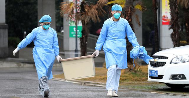 FOTO 7 | El personal médico lleva una caja mientras caminan en el hospital Jinyintan, donde los pacientes con neumonía causada por la nueva cepa de coronavirus están siendo tratados, en Wuhan, provincia de Hubei, China, el 10 de enero de 2020. (Foto: REUTERS - DARLEY SHEN)