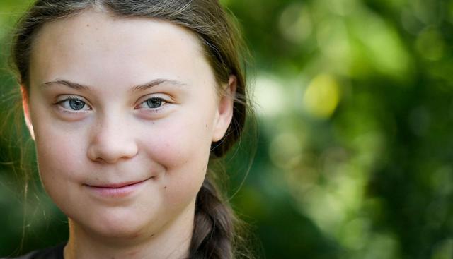 Sentada sobre el frío suelo de piedra delante del Parlamento en Estocolomo, Greta Thunberg, una adolescente con trenzas todavía anónima hace un año, se convirtió en la conciencia medioambiental del mundo. (Foto: AFP)