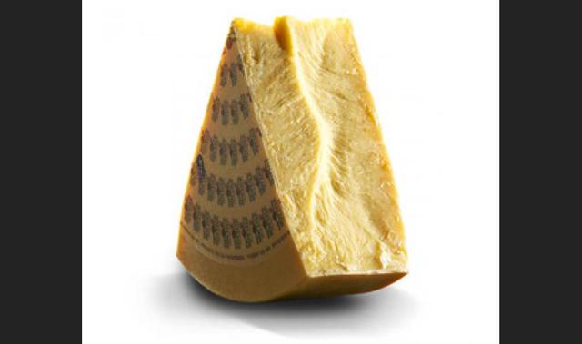 El Sbrinz es un queso muy duro producido en el centro de Suiza. Se emplea a menudo en lugar del parmesano en la cocina suiza. Se elabora solo en 42 queserías del centro del país, que emplean para ello exclusivamente leche de vaca. Se almacena en la región