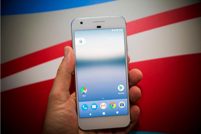 La tecnología AMOLED es una de las más altas del mercado si a pantallas de gama alta se refiere, el Galaxy S7 y Google Pixel cuentan con ella. Pixel tiene una resolución QHD (2,560 ×1,400p). Mientras que iPhone presume de tener una de las mejores pantalla