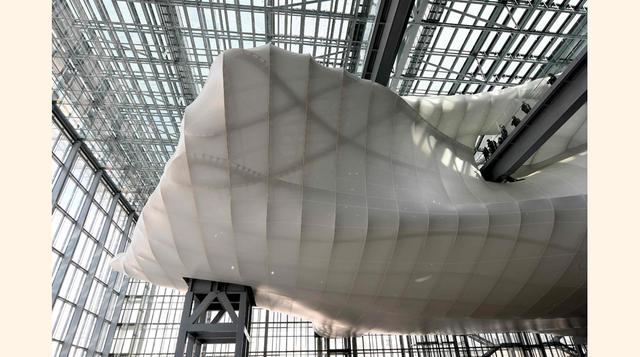 El enorme cubo de cristal y acero contiene una estructura fluida ancha suspendida en el aire que parece una nube. (Foto: AFP)