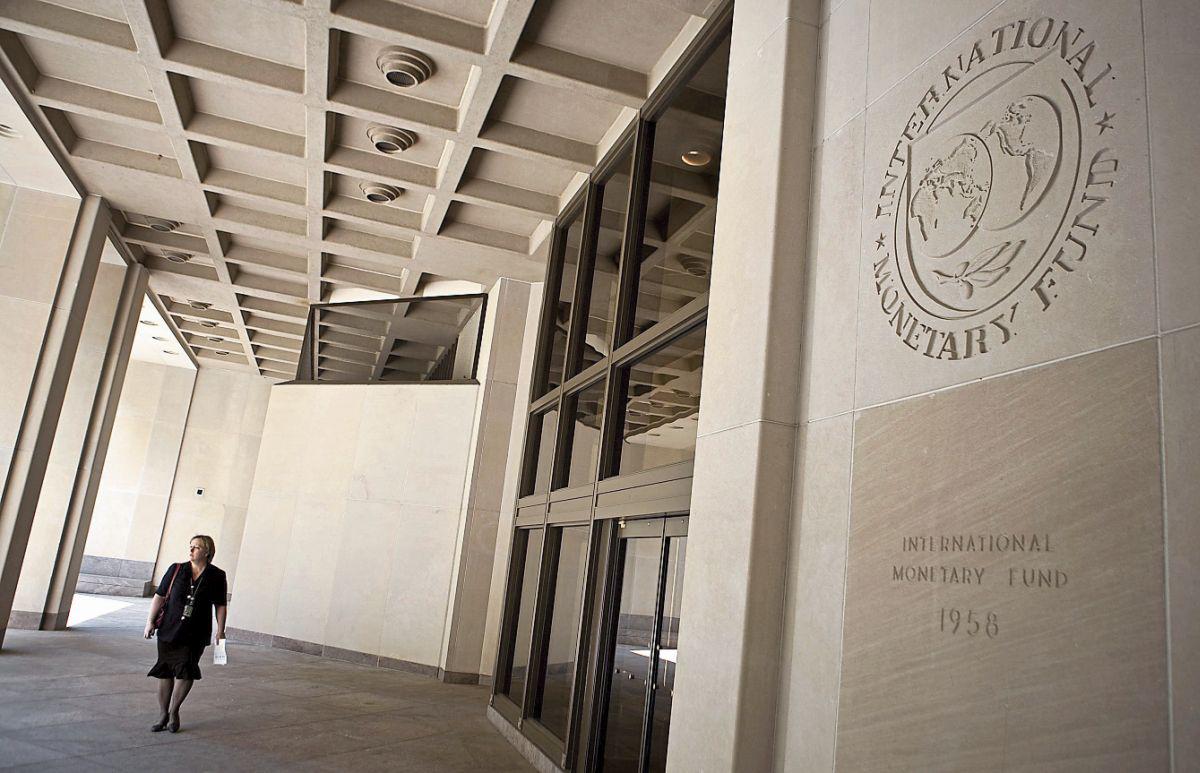 En Argentina y Bolivia, el FMI será, de facto, quien haga la política macroeconómica. (Foto: Bloomberg)