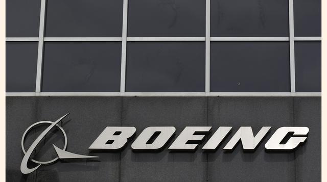 Logo de Boeing desde su sede en Chicago, Estados Unidos. El fabricante estadounidense señaló que compañías chinas acordaron comprar 300 aviones, de los cuales 250 serán del modelo 737 de pasillo único y 50 serán jets más anchos por un precio total de US$ 