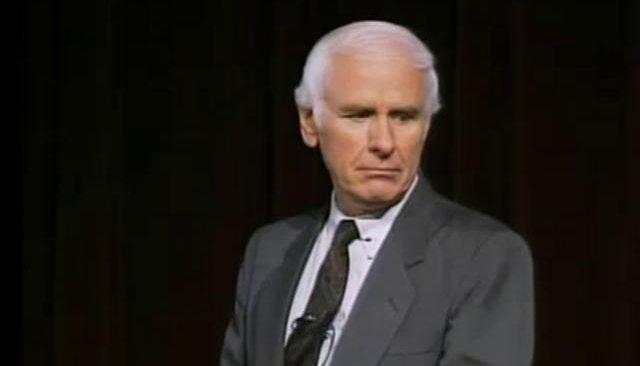 Foto 7 | Jim Rohn. Empresario estadounidense, autor y orador motivacional. "El desafío del liderazgo es ser fuerte, pero no grosero; ser amable, pero no débil, ser valiente, pero no intimidar; ser reflexivo, pero no perezoso; ser humilde, pero no tímido, sentirse orgulloso, pero no arrogante; tener humor, pero sin locura". (Foto: wikipedia)