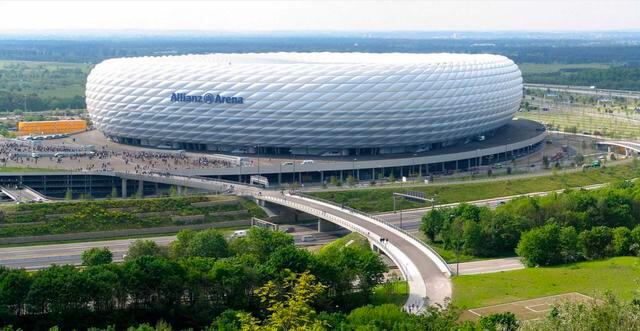 FOTO 10 | Allianz Arena. Uno de los más avanzados a nivel tecnológico. Diseñado por la firma Herzog & de Meuron, se encuentra en Munich. Acoge a los equipos FC Bayern München y el TSV1860 München. Ilumina sus paneles romboidales metálicos con los colores del equipo local que esté jugando en la cancha (blanco, rojo o azul) y en el año 2006 funcionó como una de las sub sedes de la Copa Mundial de Fútbol.