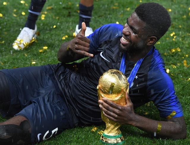 FOTO 10 | Samuel Umtiti es el otro zaguero central de Francia y nació en Camerún pero se nacionalizó francés. Sus ingresos suman siete millones de euros al año.