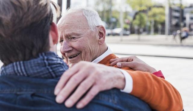 FOTO 6 | 6) Algunos rasgos de personalidad están ligados a una mayor expectativa de vida. La gente que tiene ciertas características como apertura y amabilidad son más propensos a vivir más tiempo que los demás. Examinando información de estudios anteriores y haciendo su propia encuesta, un grupo de investigadores encontraron 4 rasgos clave conectados con la longevidad: 2 específicos para mujeres y 2 para hombres. Para las mujeres la estabilidad emocional y la simpatía resultaron en una expectativa de vida mayor mientras que para los hombres es la apertura y la meticulosidad. (Foto: Getty)