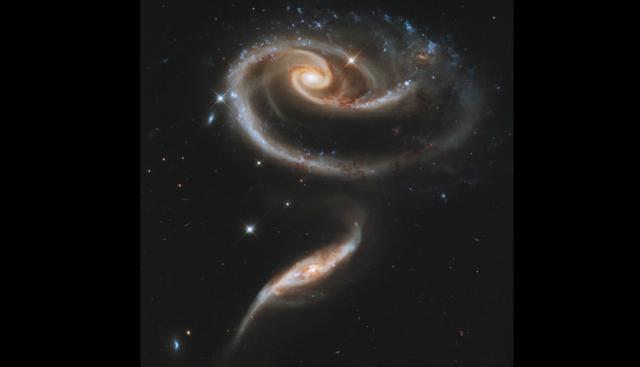 Arp 273, también conocida como la ‘Rosa del Espacio’, son un par de galaxias en interacción. Hubble estima que se encuentran a 300 millones de años luz de nuestra Vía Láctea. (Hubble Space)