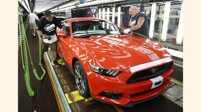 Dos trabajadores de Ford Motor dan los últimos detalles a la versión 2015 del emblemático automóvil deportivo. (Reuters)