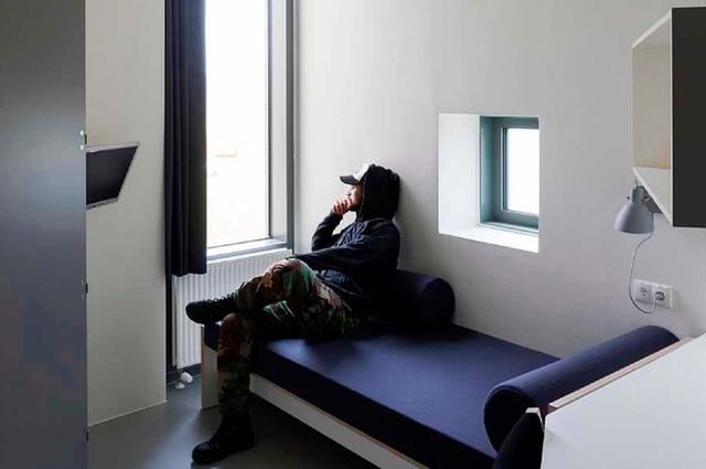 FOTO 18 | En esta prisión no se ve la típica imagen del recluso “tras las rejas”. Aquí las celdas tienen ventanas, una cama, televisión, baño privado, un escritorio y una lámpara de lectura. (Foto: Moller Architects)