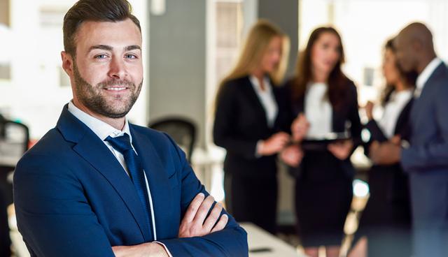 FOTO 10 | 10. Miedo de no ser lo suficientemente bueno. La auto crítica puede ser una montaña enorme, porque nosotros conocemos nuestros defectos y vulnerabilidades mejor que nadie. Y en ocasiones hay un miedo oscuro que permanece al fondo de nuestra mente: “¿Y si no soy lo suficientemente bueno?”

Para algunas personas, este miedo a no ser tan bueno como los otros creen que eres se vuelve tan profundo que, no importa lo que hagan o lo mucho que trabajen, siempre se sentirán menos capaces. (Foto: Freepik)