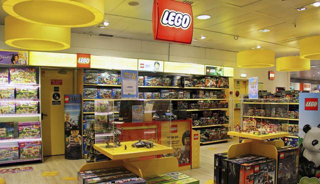 Un niño inglés llamado Luka Apps perdió un muñequito de su colección especial de LEGO en un supermercado. El padre no accedió a comprarle otra, pero le dijo al niño que podía escribir a LEGO contándoles lo que había ocurrido. La empresa no solamente le envío el muñequito, sino que le escribió una carta diciendo que esta decisión había sido tomada con la condición de que el pequeño haga caso a su papá.
