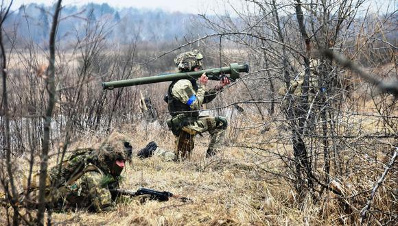 Las fuerzas de Ucrania apenas superan el número de tropas que Rusia amasó en sus fronteras: 196,000 efectivos en las fuerzas armadas, 900,000 reservistas y 100,000 de otras fuerzas, según el IISS. (Photo by Armed Forces of Ukraine / AFP) /