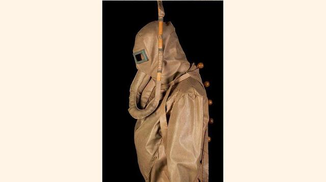 FOTO 15 | Aparato de buceo, los aparatos de buceo estaban hechos de cuero, con un esnórquel hecho de caña conectado y un cinto que flotaba. El traje era sencillo y fácil de vestir. Contaba con una bolsa para que el buceador orinase.