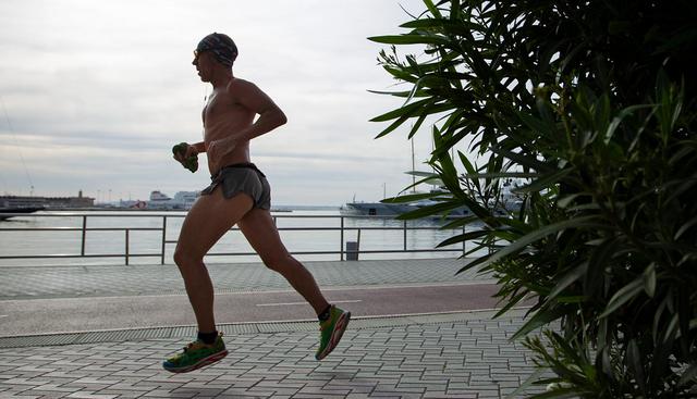Las salidas autorizadas y las actividades deportivas están muy reguladas. Imagen de una persona corriendo en Palma de Mallorca en España. (JAIME REINA / AFP).