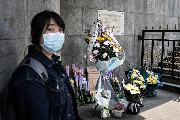 La ciudad de Wuhan, en el centro de China, elevó su cifra de fallecidos por Covid-19, la enfermedad causada por el coronavirus, en 1,290 personas. (Photo by Getty Images)