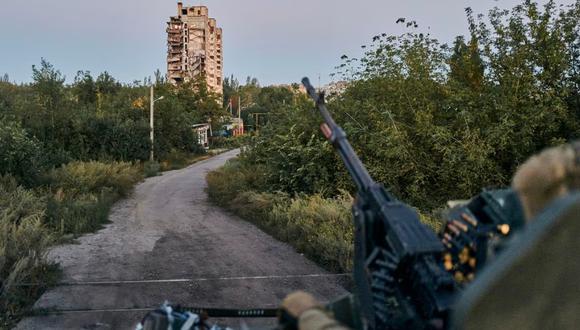 Un soldado ucraniano mantiene su posición en Avdiivka, en la región de Donetsk, en agosto de 2023. Foto: AP