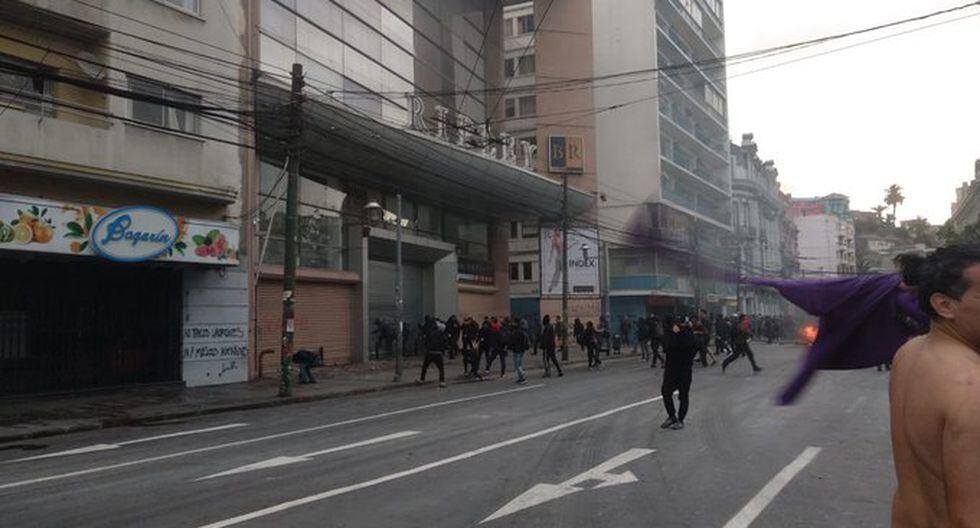 La tienda Ripley de Valparíso se vio afectada pese al toque de queda. (Foto: Twitter @ReneSquellaSoto)