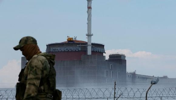 Un militar con una bandera rusa en su uniforme monta guardia cerca de la central nuclear de Zaporizhzhia en el transcurso del conflicto entre Ucrania y Rusia. (Foto: Alexander Ermochenko / Reuters)