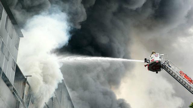 En la parte superior del edificio, de unos cuatro pisos, habían sido colocados unos cubículos de metal con unas rendijas, al parecer hechos con partes de contenedores, donde algunos operarios del almacén trabajaban. (Foto: Andina).