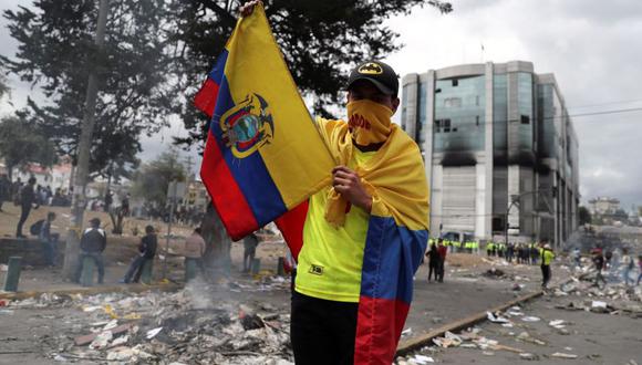 Un hombre sostiene una bandera ecuatoriana mientras manifestantes participan en una protesta en Quito contra las medidas de austeridad del presidente de Ecuador, Lenin Moreno. La imagen es del 13 de octubre. (Foto: Reuters)