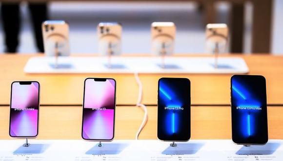 Apple ya recortó su meta de producción de iPhone 13 para este año en hasta 10 millones de unidades por debajo de un objetivo de 90 millones debido a la falta de piezas, informó Bloomberg News. Pero la esperanza era compensar gran parte de ese déficit el próximo año, cuando se espera que mejore el suministro. (Foto: Bloomberg)