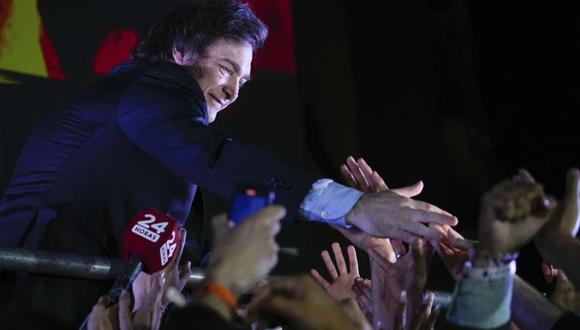 Javier Milei, de La Libertad Avanza, saluda a sus partidarios afuera de su sede de campaña después de ganar la segunda vuelta presidencial en Buenos Aires, Argentina.(AP Foto/Natacha Pisarenko)