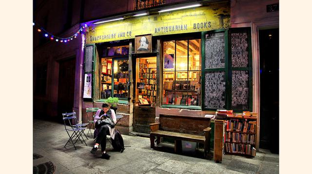 Shakespeare and Co. (París, Francia). No es la librería original, la de Sylvia Beach, la de los primeros años del siglo XX; ahora se ubica en el Barrio Latino pero sigue siendo un ícono de la ciudad. También es una de las más filmadas. Dos ejemplos recien