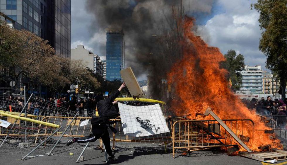 Incidentes con independentistas durante acto de ultraderecha en Barcelona. (Foto: AFP)