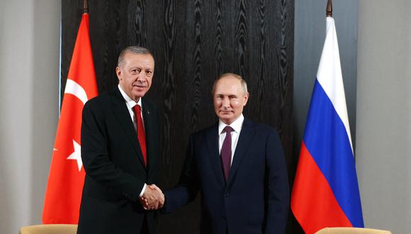 El presidente ruso Vladimir Putin y el presidente turco Recep Tayyip Erdogan. (Foto de Alexandr Demyanchuk / SPUTNIK / AFP)