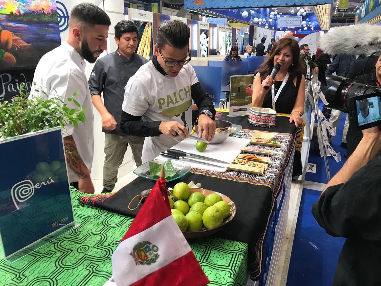 El futbolista Cristian Benavente haciendo un showcooking de ceviche de paiche en el Seafood 2018.