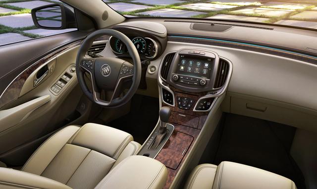 FOTO 8 | Auto grande: Buick LaCrosse. Es un automóvil de segmento D producido por Buick y Daewoo Motors bajo la empresa estadounidense General Motors. Sustituyó al Buick Century y Regal en América del Norte a partir del año 2005.