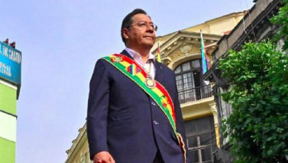 El presidente de Bolivia, Luis Arce (R), escoltado por miembros de las Fuerzas Armadas antes de entregar un mensaje a la Asamblea Legislativa en la plaza Murillo de La Paz, el 7 de noviembre de 2023. (Foto de Presidencia de Bolivia / AFP)
