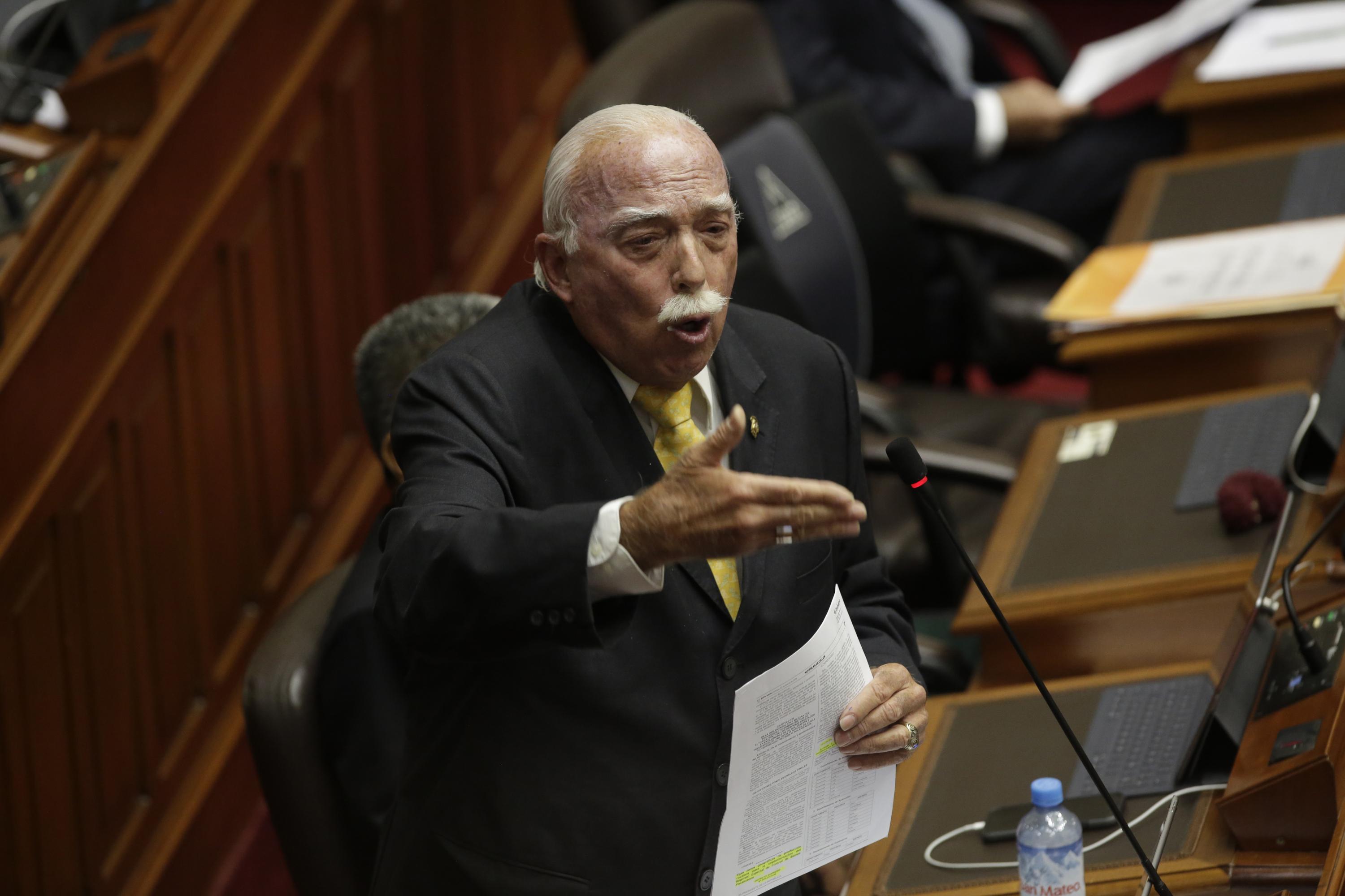 Posición. El congresista Carlos Tubino afirmó que los ministros Oliva y Trujillo primero deben aclarar las dudas en las comisiones. (Foto: Anthony Nino de Guzmán)