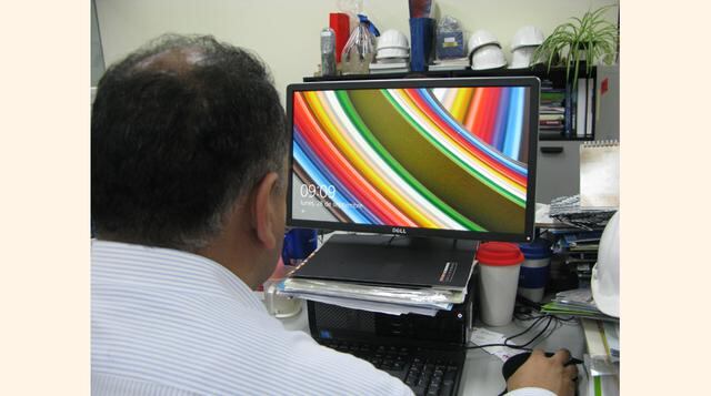 No use protectores de pantalla porque el constante cambio de fondo o la animación predeterminada producen mayor gasto de energía. Un fondo de color oscuro sería preferible.