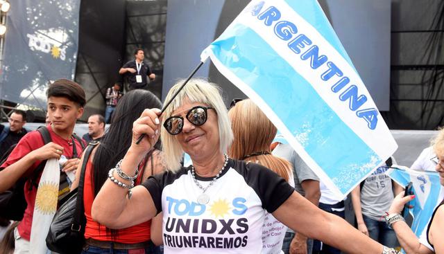 Miles de seguidores del peronista de centroizquierda Alberto Fernández se concentran en Buenos Aires y esperan optimistas los primeros resultados oficiales. (Foto: EFE)