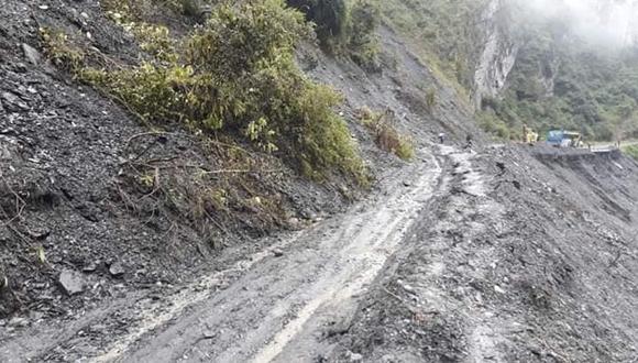 Carretera colapsó a consecuencia de las intensas lluvias que se registran en Sandia (Puno).