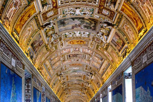 25. Al igual que el resto del Vaticano, los museos de la ciudad están llenos de coloridos frescos. Esta es la Sala de Mapas.